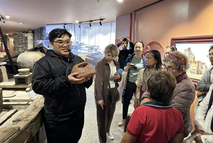 Đoàn nghệ nhân Quốc tế thăm quan làng nghề Bát Tràng trong khuôn khổ Tuần văn hóa du lịch - thương mại làng nghề Bát Tràng năm 2025- Ảnh 4.