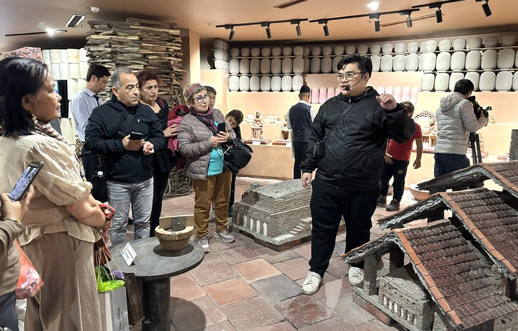 Đoàn nghệ nhân Quốc tế thăm quan làng nghề Bát Tràng trong khuôn khổ Tuần văn hóa du lịch - thương mại làng nghề Bát Tràng năm 2025- Ảnh 8.