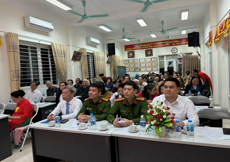 Đồng chí Đỗ Quang Dương - Phó Bí thư Đảng ủy, Chủ tịch UBND phường Thanh Xuân dự ngày hội Đại đoàn kết toàn dân tộc tại khu dân cư Thọ năm 2025- Ảnh 1.