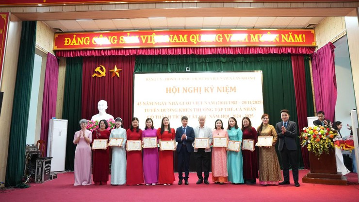 Hội nghị kỷ niệm 43 năm Ngày Nhà giáo VN, tuyên dương khen thưởng tập thể cá nhân có thành tích xuất sắc năm học 2024-2025- Ảnh 9.