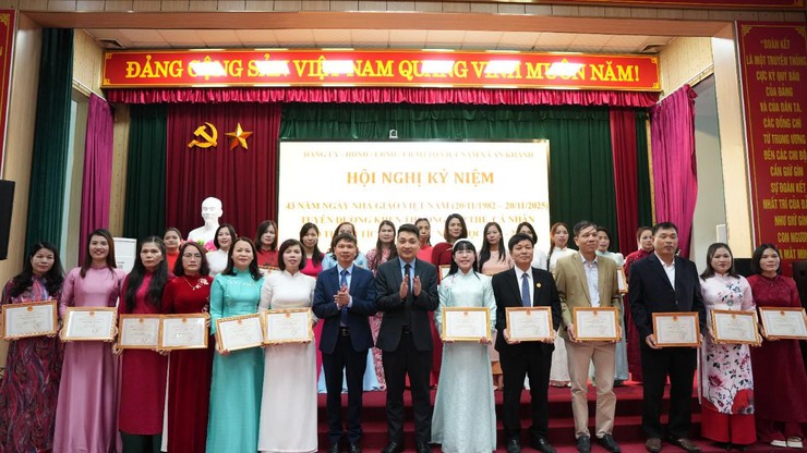 Hội nghị kỷ niệm 43 năm Ngày Nhà giáo VN, tuyên dương khen thưởng tập thể cá nhân có thành tích xuất sắc năm học 2024-2025- Ảnh 10.