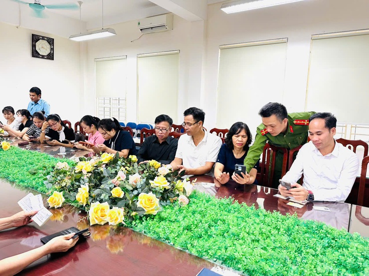 Công an xã Quang Minh tuyên truyền, hướng dẫn làm sạch dữ liệu đăng ký xe và giấy phép lái xe trên iHanoi- Ảnh 2.