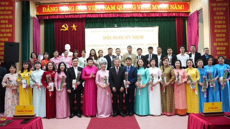 Hội nghị kỷ niệm 43 năm Ngày Nhà giáo VN, tuyên dương khen thưởng tập thể cá nhân có thành tích xuất sắc năm học 2024-2025- Ảnh 11.