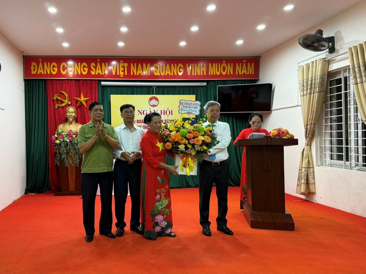 Đồng chí Đỗ Quang Dương - Phó Bí thư Đảng ủy, Chủ tịch UBND phường Thanh Xuân dự ngày hội Đại đoàn kết toàn dân tộc tại khu dân cư Thọ năm 2025- Ảnh 2.