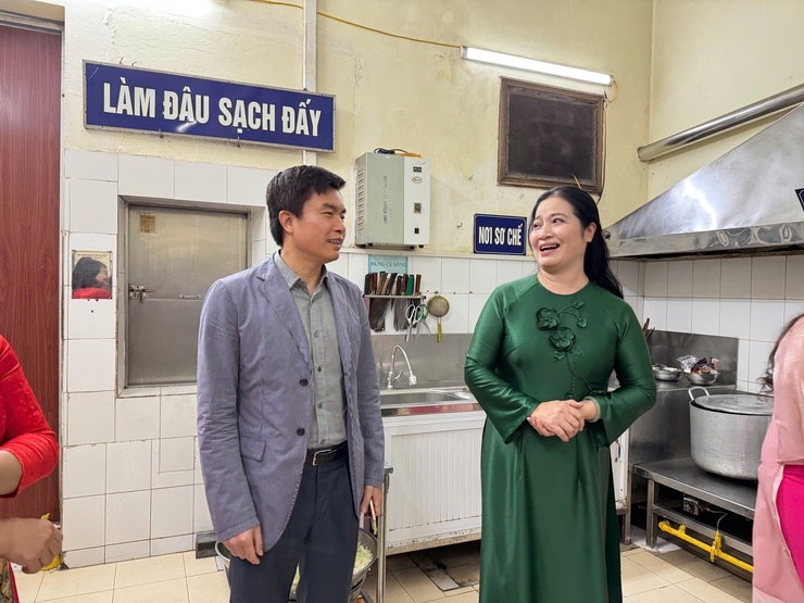 Phường Ô Chợ Dừa : Lãnh đạo Phường thăm, chúc mừng các trường nhân Kỷ niệm ngày Nhà giáo Việt Nam 20/11- Ảnh 5.