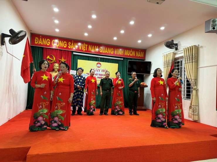 Đồng chí Đỗ Quang Dương - Phó Bí thư Đảng ủy, Chủ tịch UBND phường Thanh Xuân dự ngày hội Đại đoàn kết toàn dân tộc tại khu dân cư Thọ năm 2025- Ảnh 3.