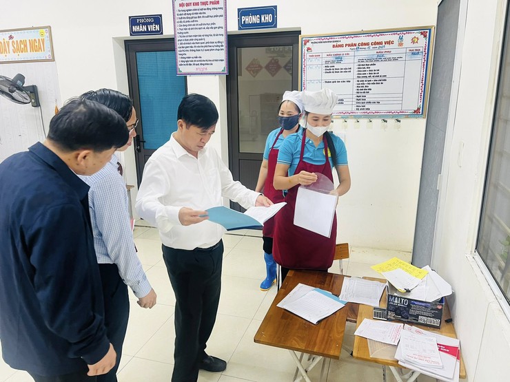 LÃNH ĐẠO UBND XÃ BA VÌ THĂM, TẶNG QUÀ CÁC NHÀ TRƯỜNG NHÂN DỊP 20/11- Ảnh 1.