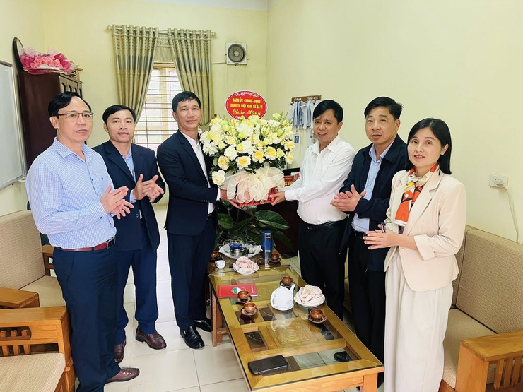 LÃNH ĐẠO UBND XÃ BA VÌ THĂM, TẶNG QUÀ CÁC NHÀ TRƯỜNG NHÂN DỊP 20/11- Ảnh 5.