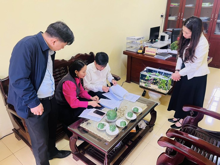 LÃNH ĐẠO UBND XÃ BA VÌ THĂM, TẶNG QUÀ CÁC NHÀ TRƯỜNG NHÂN DỊP 20/11- Ảnh 2.