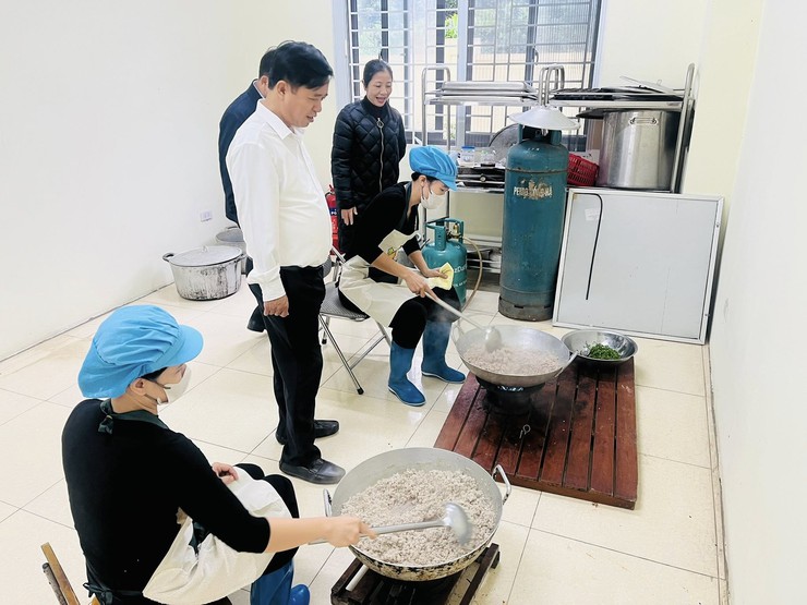 LÃNH ĐẠO UBND XÃ BA VÌ THĂM, TẶNG QUÀ CÁC NHÀ TRƯỜNG NHÂN DỊP 20/11- Ảnh 3.