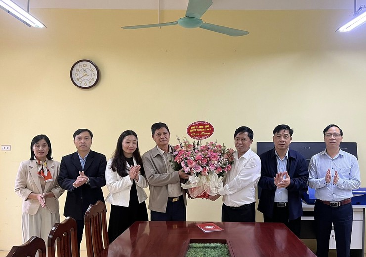 LÃNH ĐẠO UBND XÃ BA VÌ THĂM, TẶNG QUÀ CÁC NHÀ TRƯỜNG NHÂN DỊP 20/11- Ảnh 7.