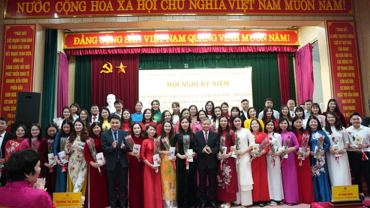 Hội nghị kỷ niệm 43 năm Ngày Nhà giáo VN, tuyên dương khen thưởng tập thể cá nhân có thành tích xuất sắc năm học 2024-2025- Ảnh 8.