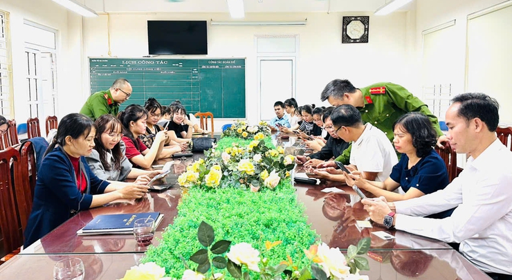 Công an xã Quang Minh tuyên truyền, hướng dẫn làm sạch dữ liệu đăng ký xe và giấy phép lái xe trên iHanoi- Ảnh 1.