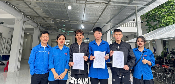 Thanh niên xã Quang Minh hăng hái tham gia khám tuyển nghĩa vụ quân sự năm 2026

- Ảnh 1.