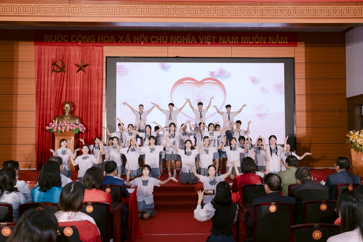 Phường Long Biên tổ chức Hội nghị tuyên dương, khen thưởng các điển hình tiên tiến, nhà giáo tiêu biểu năm 2025; kỷ niệm 43 năm ngày Nhà giáo Việt Nam- Ảnh 4.