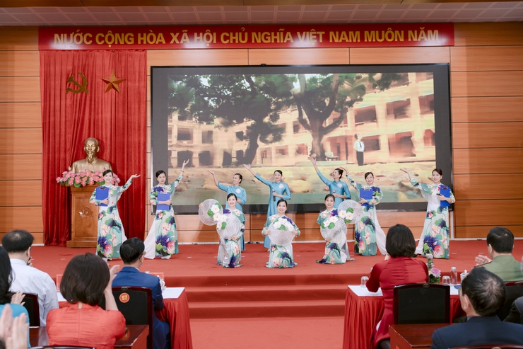 Phường Long Biên tổ chức Hội nghị tuyên dương, khen thưởng các điển hình tiên tiến, nhà giáo tiêu biểu năm 2025; kỷ niệm 43 năm ngày Nhà giáo Việt Nam- Ảnh 5.