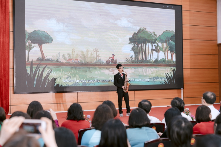 Phường Long Biên tổ chức Hội nghị tuyên dương, khen thưởng các điển hình tiên tiến, nhà giáo tiêu biểu năm 2025; kỷ niệm 43 năm ngày Nhà giáo Việt Nam- Ảnh 6.