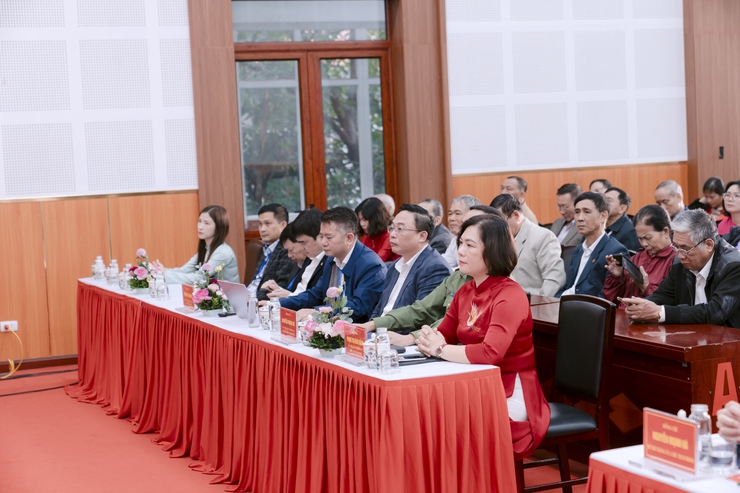 Phường Long Biên tổ chức Hội nghị tuyên dương, khen thưởng các điển hình tiên tiến, nhà giáo tiêu biểu năm 2025; kỷ niệm 43 năm ngày Nhà giáo Việt Nam- Ảnh 3.