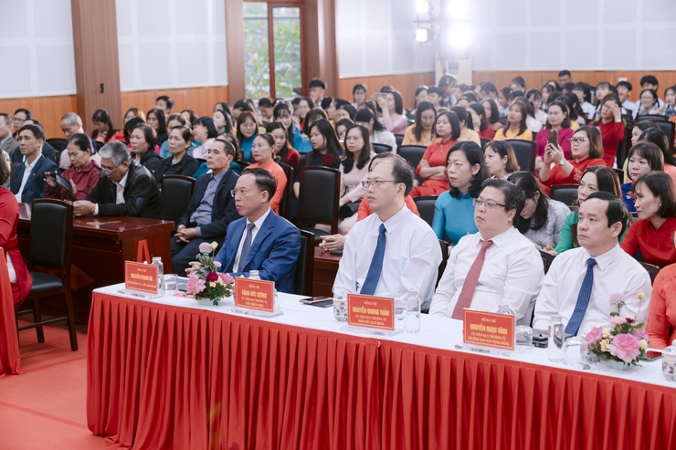 Phường Long Biên tổ chức Hội nghị tuyên dương, khen thưởng các điển hình tiên tiến, nhà giáo tiêu biểu năm 2025; kỷ niệm 43 năm ngày Nhà giáo Việt Nam- Ảnh 2.