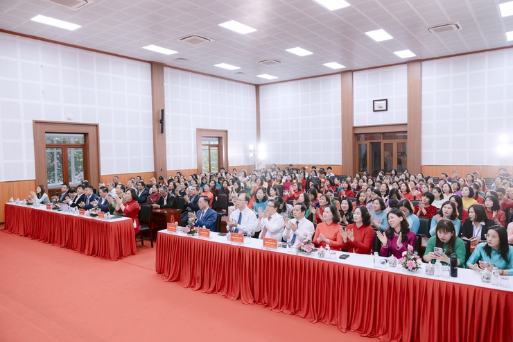 Phường Long Biên tổ chức Hội nghị tuyên dương, khen thưởng các điển hình tiên tiến, nhà giáo tiêu biểu năm 2025; kỷ niệm 43 năm ngày Nhà giáo Việt Nam- Ảnh 1.