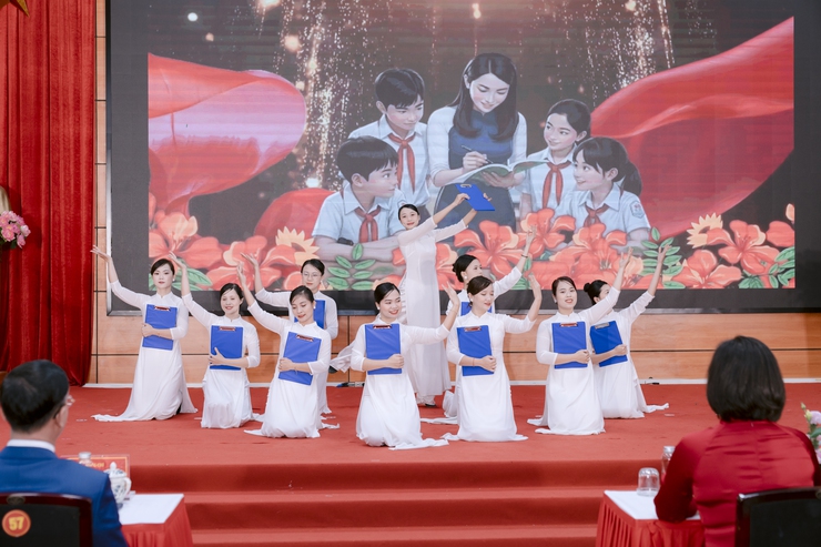 Phường Long Biên tổ chức Hội nghị tuyên dương, khen thưởng các điển hình tiên tiến, nhà giáo tiêu biểu năm 2025; kỷ niệm 43 năm ngày Nhà giáo Việt Nam- Ảnh 7.