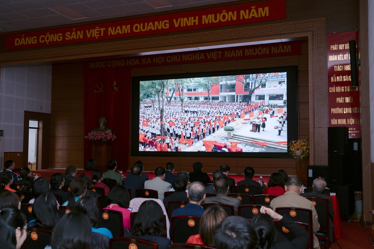 Phường Long Biên tổ chức Hội nghị tuyên dương, khen thưởng các điển hình tiên tiến, nhà giáo tiêu biểu năm 2025; kỷ niệm 43 năm ngày Nhà giáo Việt Nam- Ảnh 8.
