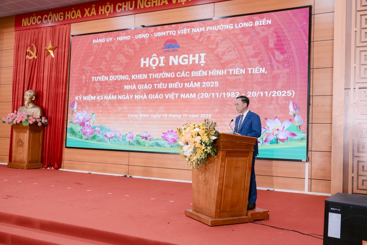 Phường Long Biên tổ chức Hội nghị tuyên dương, khen thưởng các điển hình tiên tiến, nhà giáo tiêu biểu năm 2025; kỷ niệm 43 năm ngày Nhà giáo Việt Nam- Ảnh 9.