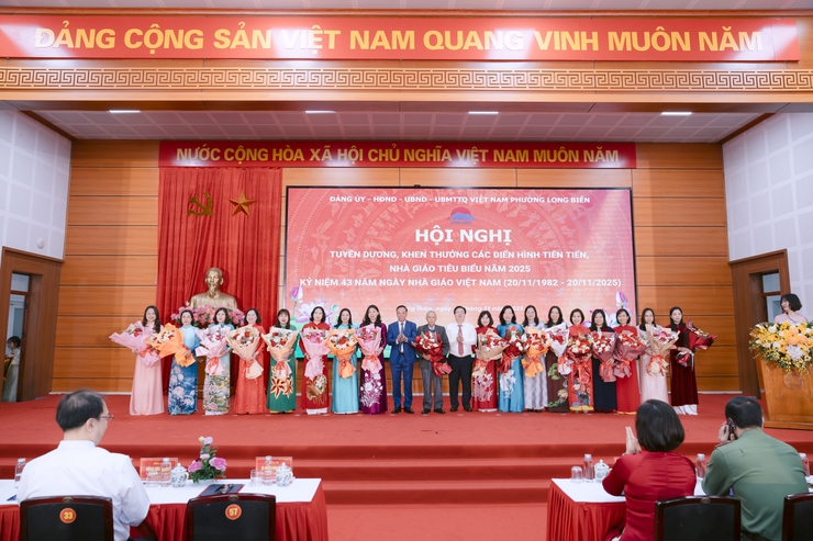 Phường Long Biên tổ chức Hội nghị tuyên dương, khen thưởng các điển hình tiên tiến, nhà giáo tiêu biểu năm 2025; kỷ niệm 43 năm ngày Nhà giáo Việt Nam- Ảnh 10.