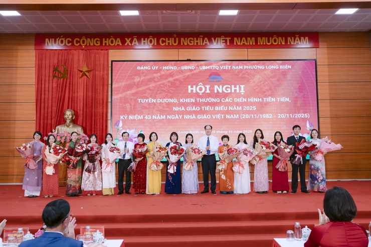 Phường Long Biên tổ chức Hội nghị tuyên dương, khen thưởng các điển hình tiên tiến, nhà giáo tiêu biểu năm 2025; kỷ niệm 43 năm ngày Nhà giáo Việt Nam- Ảnh 11.