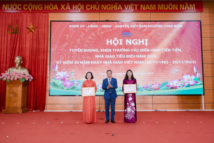Phường Long Biên tổ chức Hội nghị tuyên dương, khen thưởng các điển hình tiên tiến, nhà giáo tiêu biểu năm 2025; kỷ niệm 43 năm ngày Nhà giáo Việt Nam- Ảnh 13.