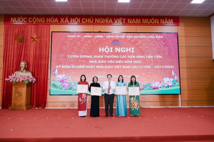 Phường Long Biên tổ chức Hội nghị tuyên dương, khen thưởng các điển hình tiên tiến, nhà giáo tiêu biểu năm 2025; kỷ niệm 43 năm ngày Nhà giáo Việt Nam- Ảnh 14.