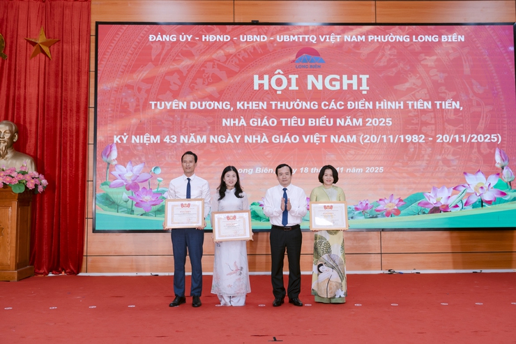 Phường Long Biên tổ chức Hội nghị tuyên dương, khen thưởng các điển hình tiên tiến, nhà giáo tiêu biểu năm 2025; kỷ niệm 43 năm ngày Nhà giáo Việt Nam- Ảnh 15.