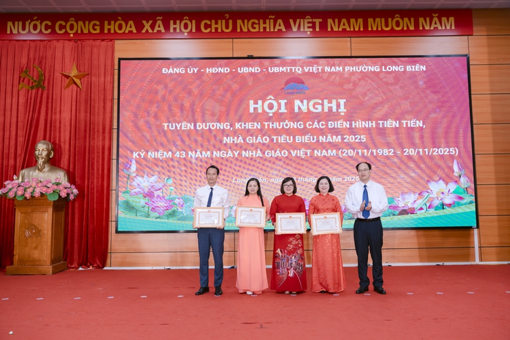 Phường Long Biên tổ chức Hội nghị tuyên dương, khen thưởng các điển hình tiên tiến, nhà giáo tiêu biểu năm 2025; kỷ niệm 43 năm ngày Nhà giáo Việt Nam- Ảnh 16.