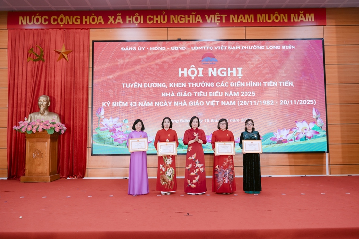 Phường Long Biên tổ chức Hội nghị tuyên dương, khen thưởng các điển hình tiên tiến, nhà giáo tiêu biểu năm 2025; kỷ niệm 43 năm ngày Nhà giáo Việt Nam- Ảnh 17.