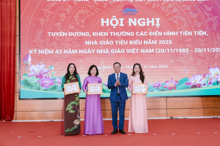 Phường Long Biên tổ chức Hội nghị tuyên dương, khen thưởng các điển hình tiên tiến, nhà giáo tiêu biểu năm 2025; kỷ niệm 43 năm ngày Nhà giáo Việt Nam- Ảnh 18.