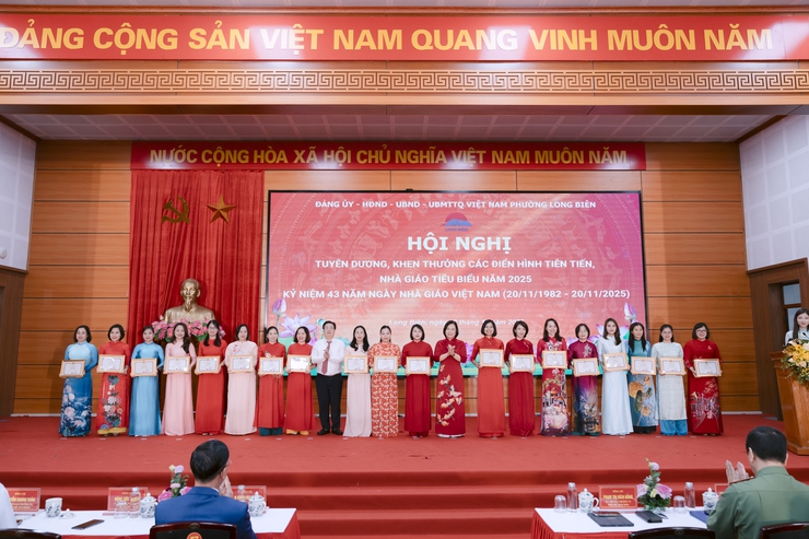 Phường Long Biên tổ chức Hội nghị tuyên dương, khen thưởng các điển hình tiên tiến, nhà giáo tiêu biểu năm 2025; kỷ niệm 43 năm ngày Nhà giáo Việt Nam- Ảnh 19.