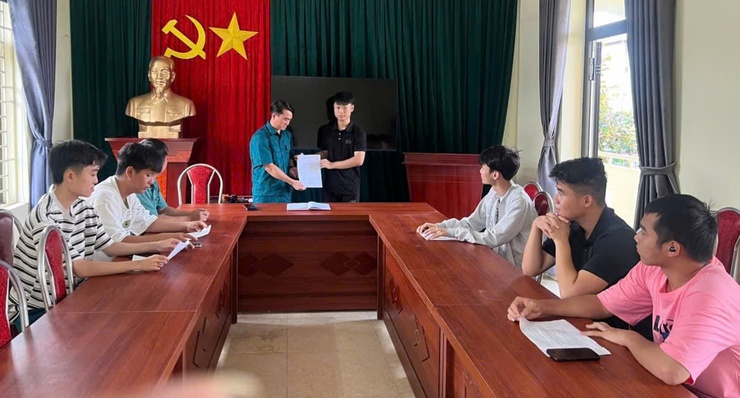 Xã  Đoài Phương: 50 thanh niên viết đơn tình nguyện tham gia nghĩa vụ quân sự và Công an nhân dân

- Ảnh 1.