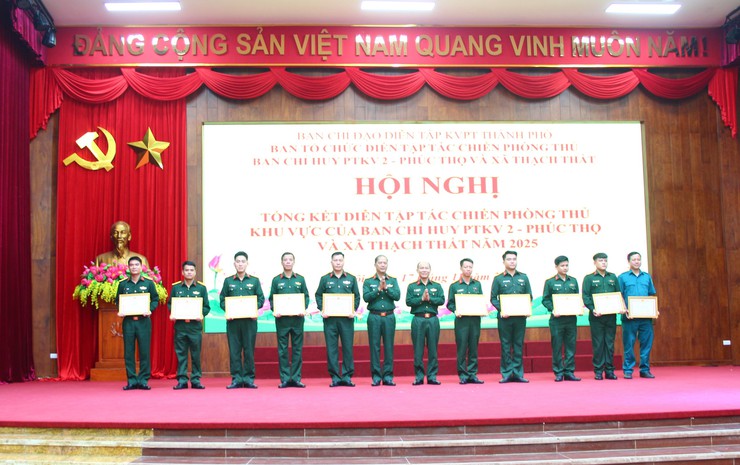 Tổng kết diễn tập tác chiến phòng thủ khu vực 2 - Phúc Thọ và xã Thạch Thất năm 2025- Ảnh 8.