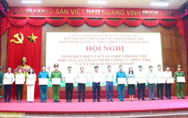 Tổng kết diễn tập tác chiến phòng thủ khu vực 2 - Phúc Thọ và xã Thạch Thất năm 2025- Ảnh 10.