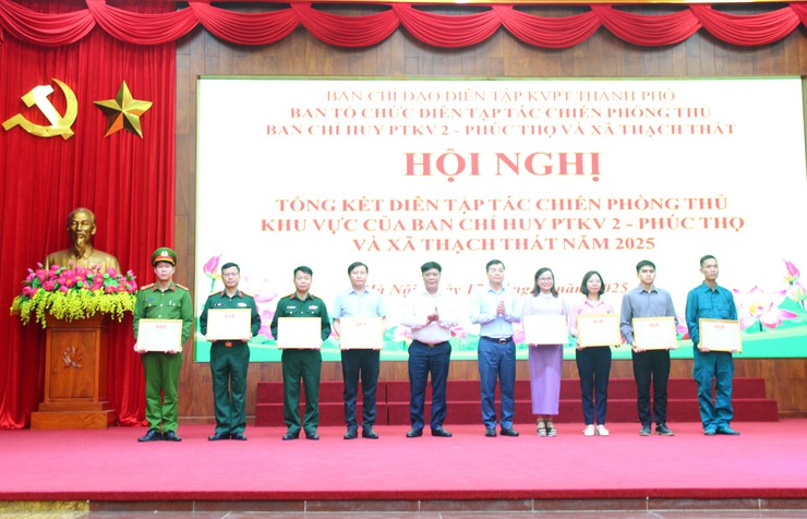 Tổng kết diễn tập tác chiến phòng thủ khu vực 2 - Phúc Thọ và xã Thạch Thất năm 2025- Ảnh 11.