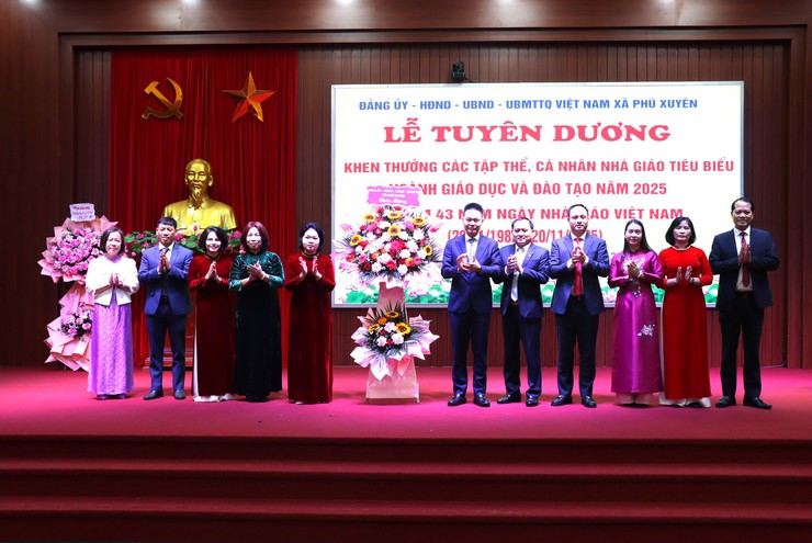 Lễ Tuyên dương khen thưởng tập thể, cá nhân nhà giáo tiêu biểu Ngành Giáo dục và Đào tạo năm 2025; Kỷ niệm 43 năm Ngày Nhà giáo Việt nam (20/11/1982 – 20/11/2025)- Ảnh 2.