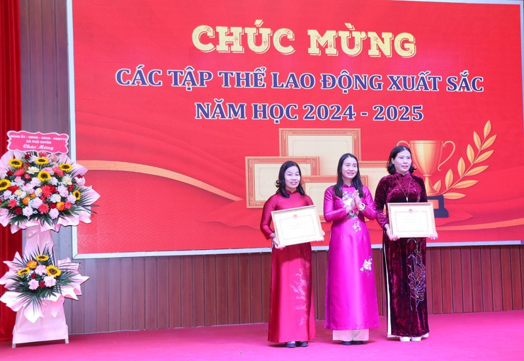 Lễ Tuyên dương khen thưởng tập thể, cá nhân nhà giáo tiêu biểu Ngành Giáo dục và Đào tạo năm 2025; Kỷ niệm 43 năm Ngày Nhà giáo Việt nam (20/11/1982 – 20/11/2025)- Ảnh 7.