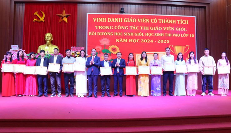 Lễ Tuyên dương khen thưởng tập thể, cá nhân nhà giáo tiêu biểu Ngành Giáo dục và Đào tạo năm 2025; Kỷ niệm 43 năm Ngày Nhà giáo Việt nam (20/11/1982 – 20/11/2025)- Ảnh 8.