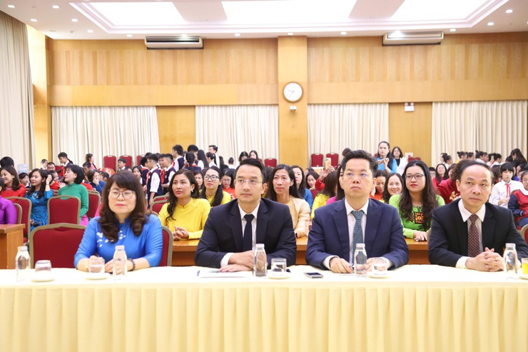 PHƯỜNG HOÀN KIẾM TƯNG BỪNG KỶ NIỆM 43 NĂM NGÀY NHÀ GIÁO VIỆT NAM (20/11/1982 - 20/11/2025)- Ảnh 1.