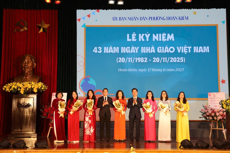 PHƯỜNG HOÀN KIẾM TƯNG BỪNG KỶ NIỆM 43 NĂM NGÀY NHÀ GIÁO VIỆT NAM (20/11/1982 - 20/11/2025)- Ảnh 3.