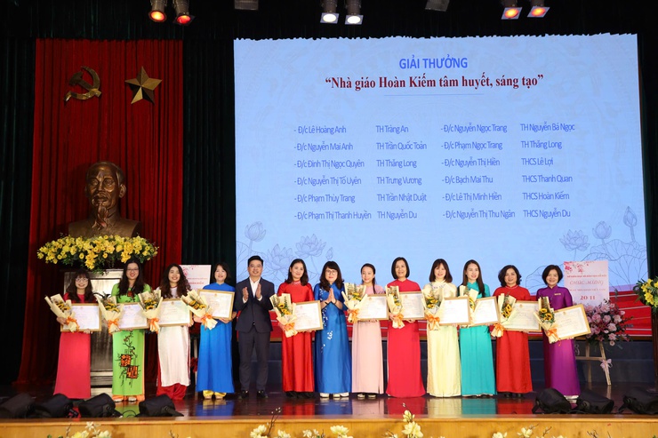 PHƯỜNG HOÀN KIẾM TƯNG BỪNG KỶ NIỆM 43 NĂM NGÀY NHÀ GIÁO VIỆT NAM (20/11/1982 - 20/11/2025)- Ảnh 6.