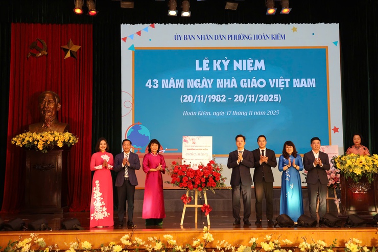 PHƯỜNG HOÀN KIẾM TƯNG BỪNG KỶ NIỆM 43 NĂM NGÀY NHÀ GIÁO VIỆT NAM (20/11/1982 - 20/11/2025)- Ảnh 4.