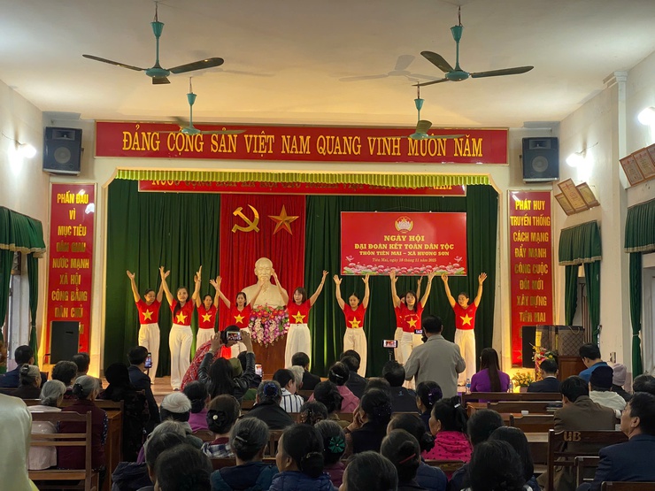Đồng chí Lê Văn Trang, Chủ tịch UBND xã Hương Sơn
Dự Ngày Đại đoàn kết toàn dân tại Thôn Tiên Mai- Ảnh 6.