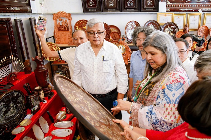 Đoàn thủ công thế giới thẩm định sản phẩm truyền thống làng nghề khảm trai - sơn mài Chuyên Mỹ- Ảnh 2.