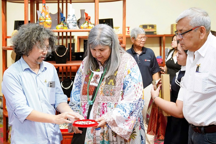 Đoàn thủ công thế giới thẩm định sản phẩm truyền thống làng nghề khảm trai - sơn mài Chuyên Mỹ- Ảnh 1.